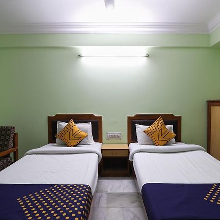 Spot On Hotel Hilltop Вадодара Екстериор снимка