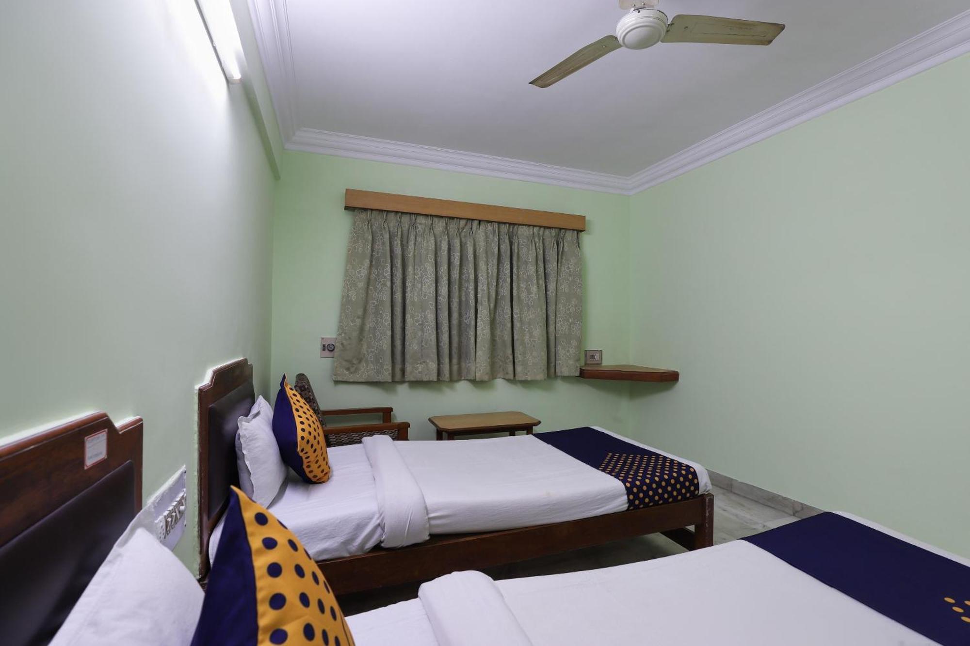 Spot On Hotel Hilltop Вадодара Екстериор снимка