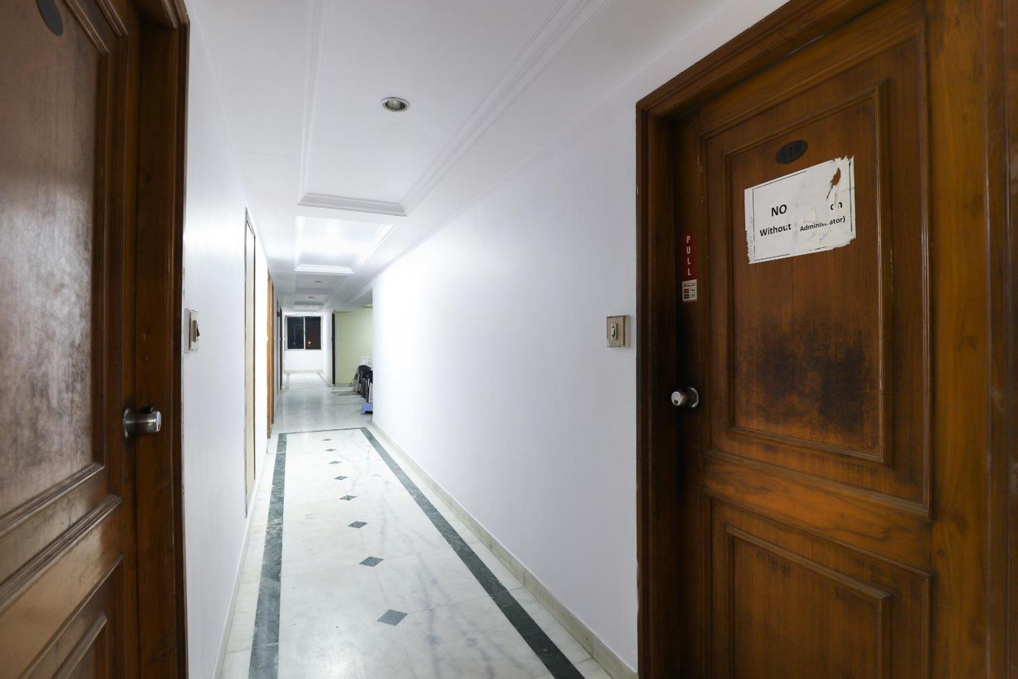 Spot On Hotel Hilltop Вадодара Екстериор снимка