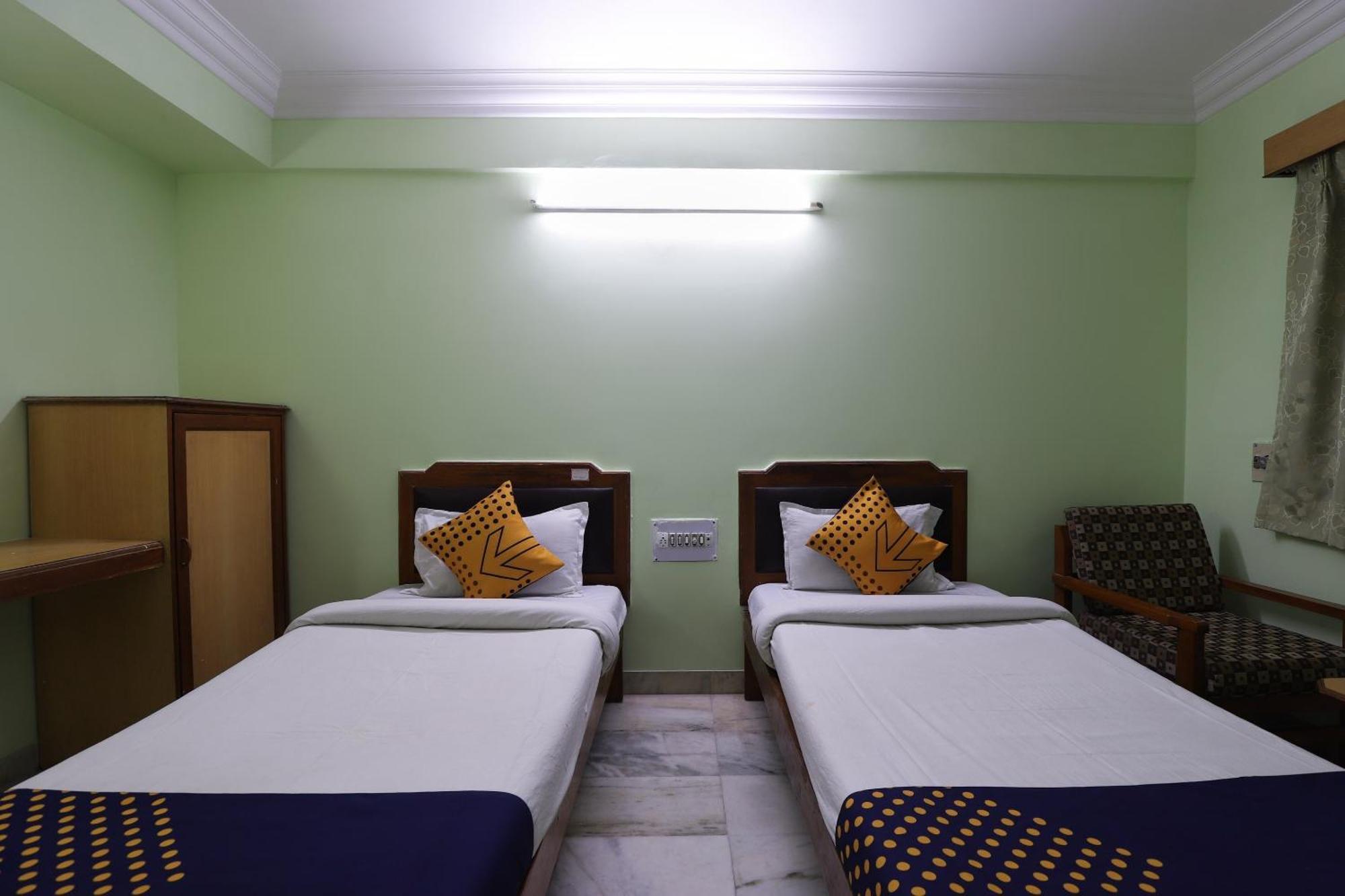 Spot On Hotel Hilltop Вадодара Екстериор снимка