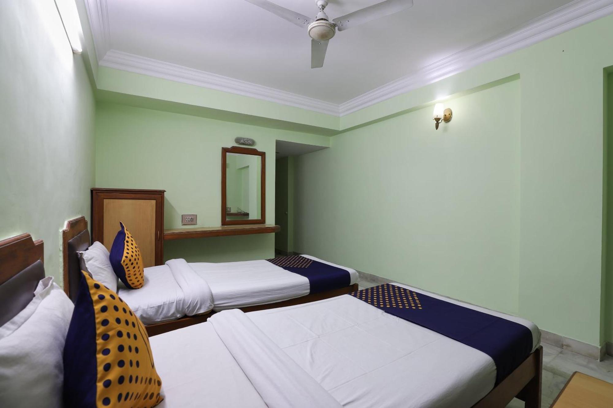 Spot On Hotel Hilltop Вадодара Екстериор снимка