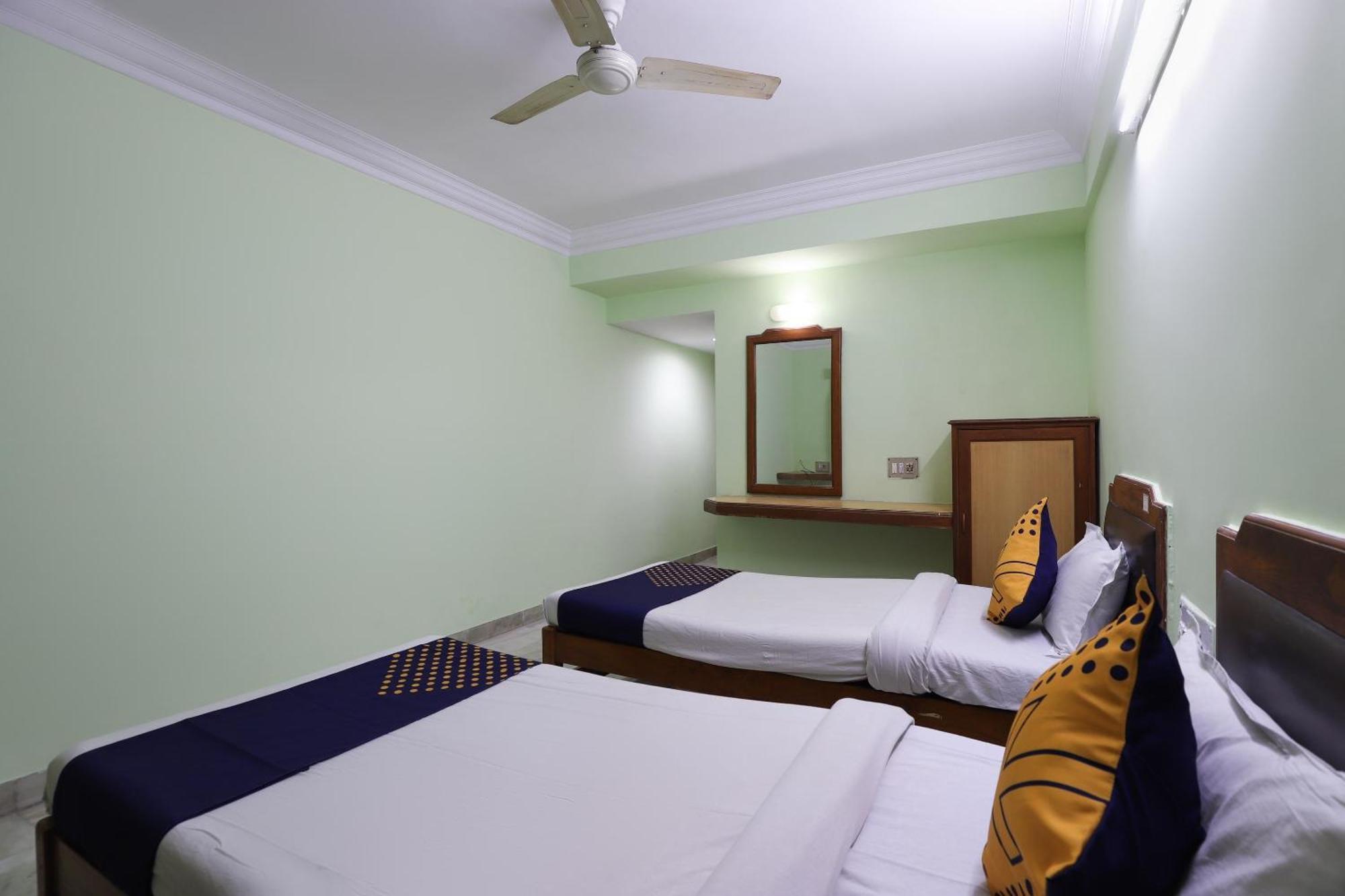 Spot On Hotel Hilltop Вадодара Екстериор снимка