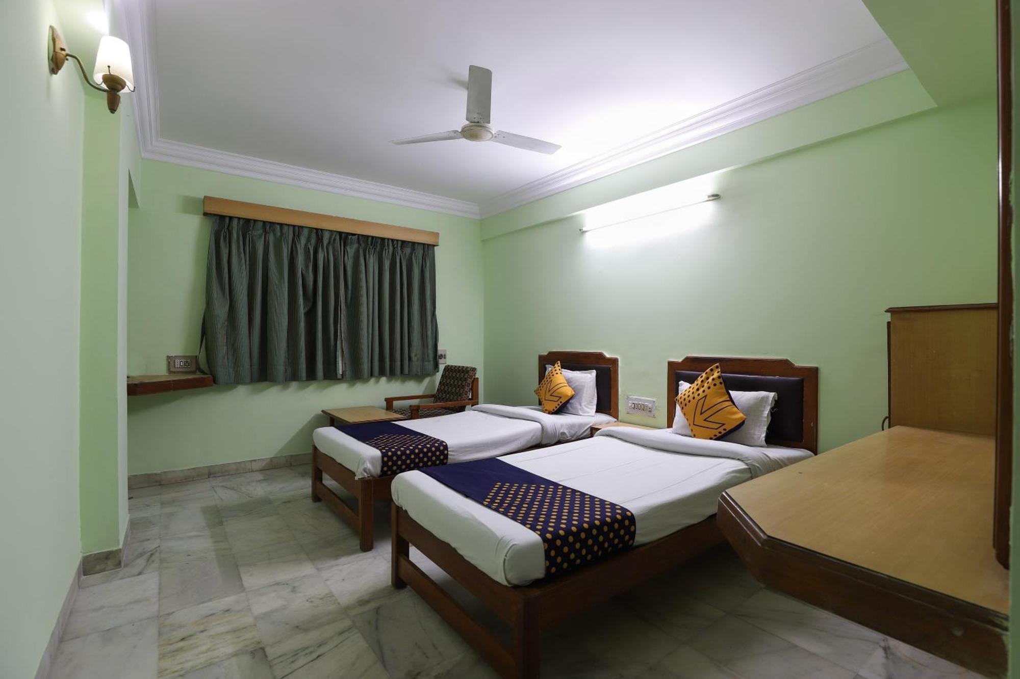 Spot On Hotel Hilltop Вадодара Екстериор снимка