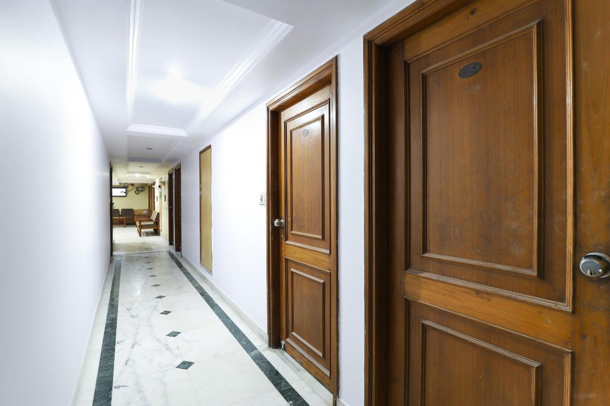 Spot On Hotel Hilltop Вадодара Екстериор снимка
