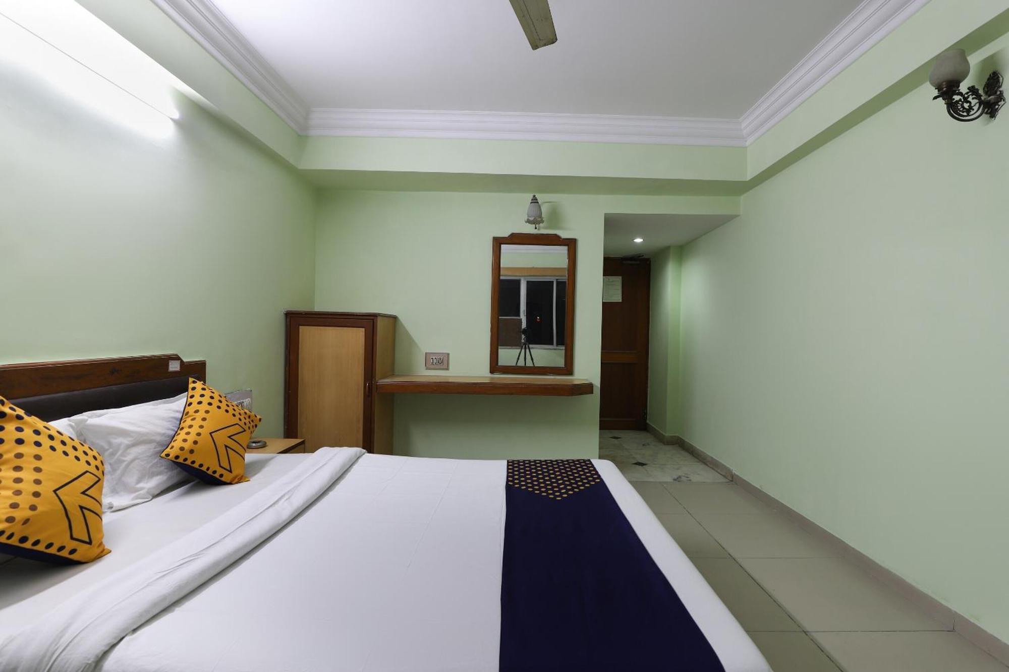 Spot On Hotel Hilltop Вадодара Екстериор снимка