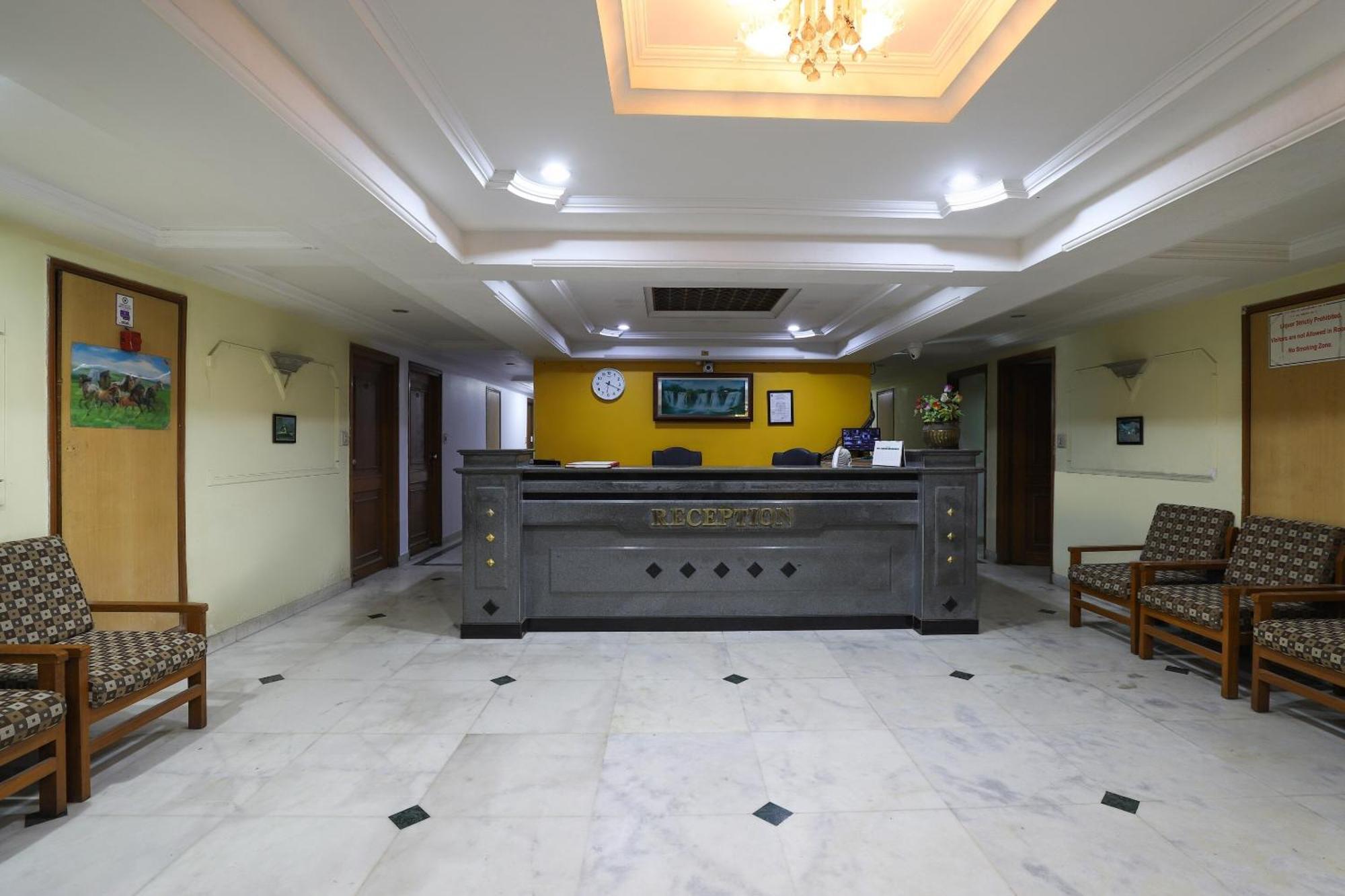 Spot On Hotel Hilltop Вадодара Екстериор снимка
