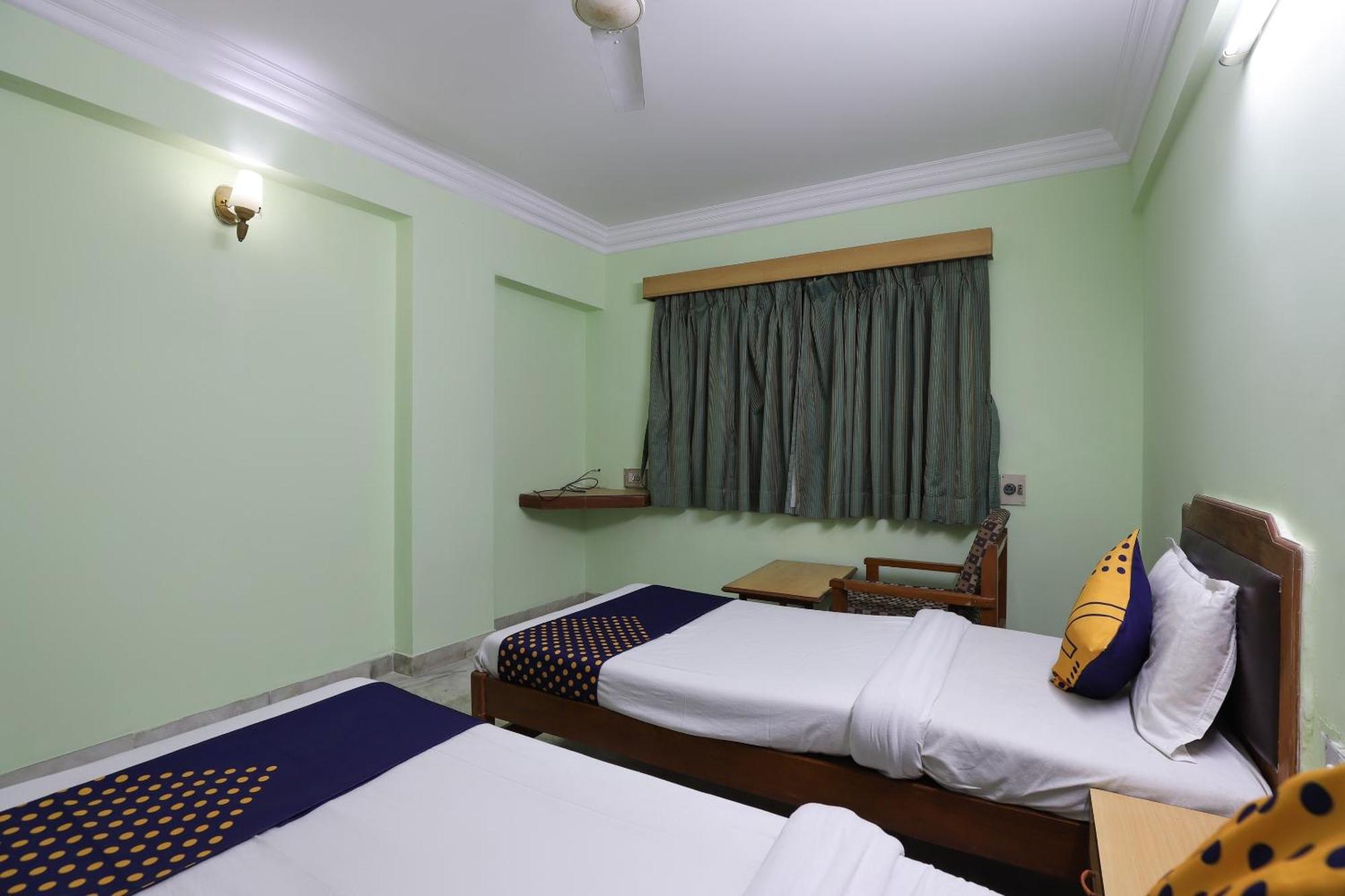 Spot On Hotel Hilltop Вадодара Екстериор снимка