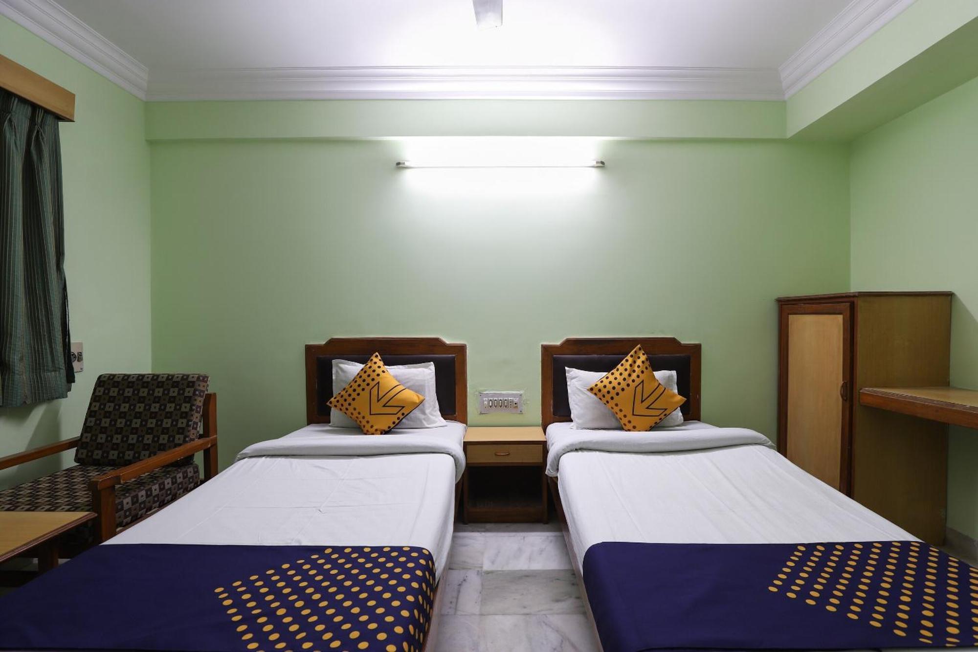 Spot On Hotel Hilltop Вадодара Екстериор снимка